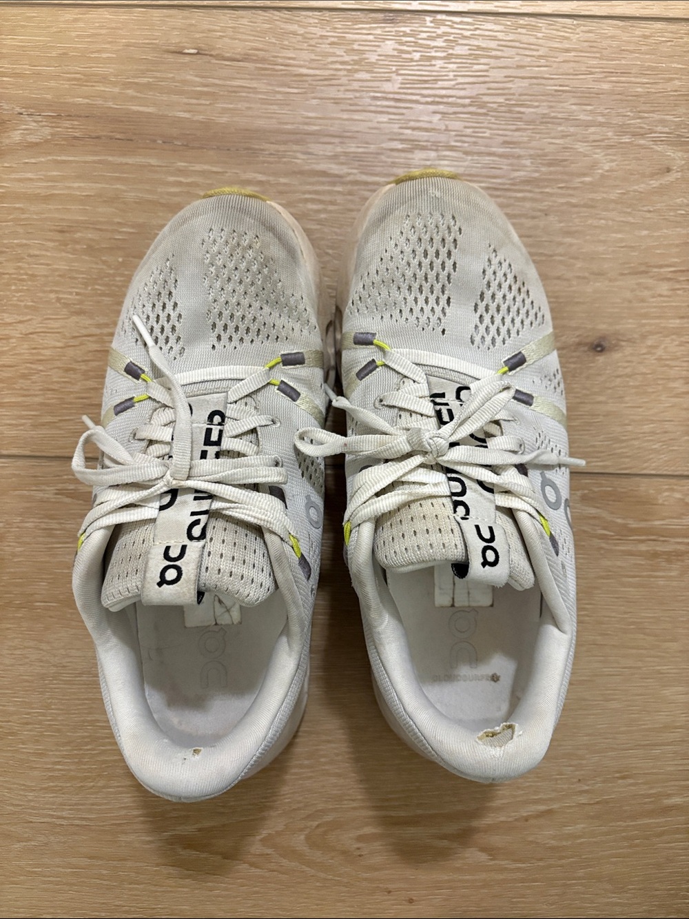 On Running Women’s Cloudsurfer- White/Sand
